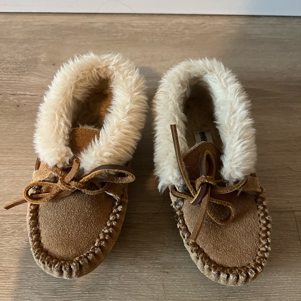 Minnetonka kids moccasin shoes size 9